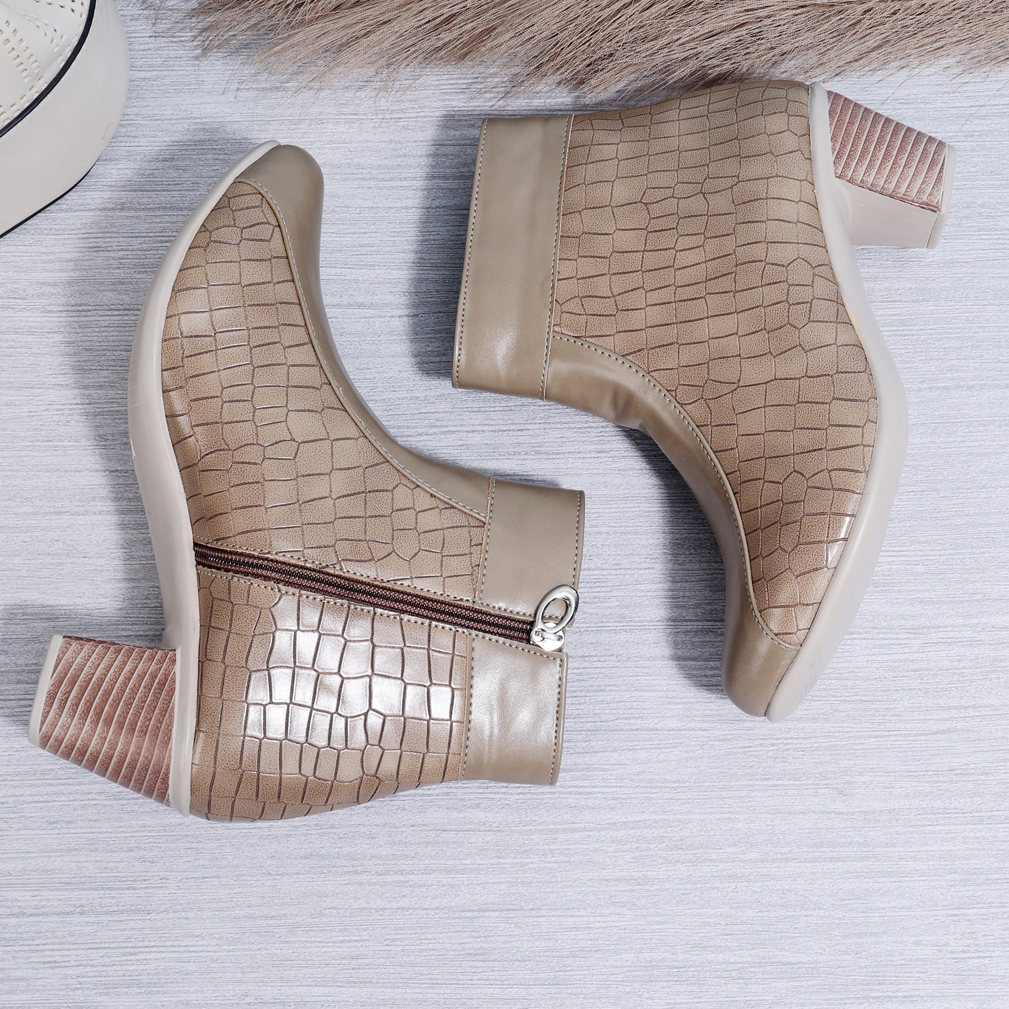 Textured Trendy Block Heeled Zipper Closure Boots